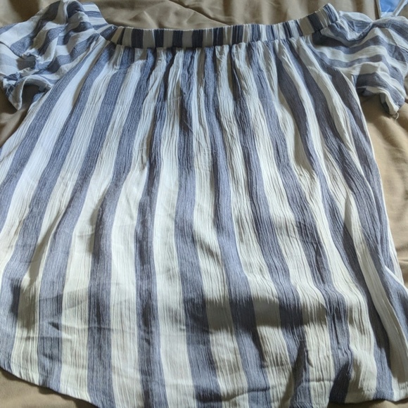 Tops - Picture 4 of 4